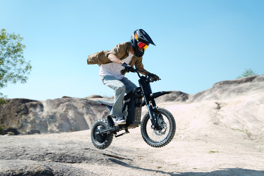 Persona usando una e-bike en México en ciudad, playa y caminos de tierra