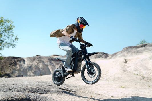Persona usando una e-bike en México en ciudad, playa y caminos de tierra