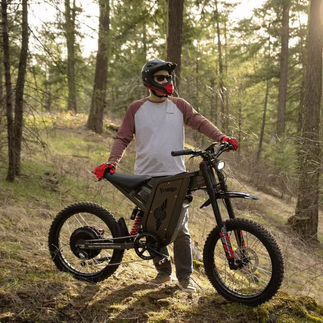 Moto eléctrica México Freego X2 Pro junto a un rider en un entorno de bosque.